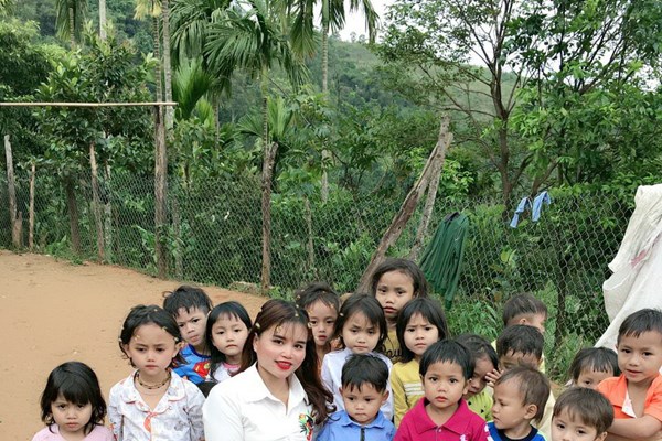 Cô giáo trẻ bám thân cây​​​​​​​ vượt suối đến lớp - Anh 2
