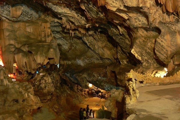 Trở lại vụ việc sai phạm tại động Tiên Sơn (phường Hàm Rồng, TP Thanh Hóa): “Không thể có chuyện di tích văn hóa của Nhà nước giao cho doanh nghiệp tư nhân quản lý” - Anh 1