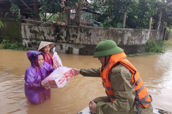 Nhiều khu vực ở Thừa Thiên - Huế đang bị lũ cô lập - Anh 2