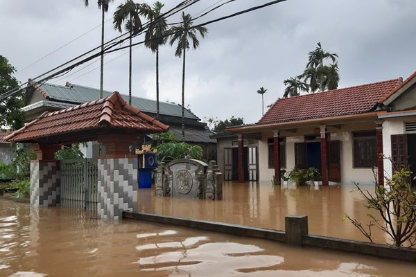 Nhiều khu vực ở Thừa Thiên - Huế đang bị lũ cô lập - Anh 1