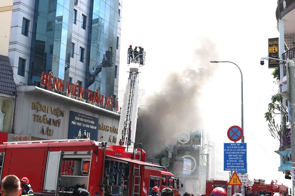 Cháy lớn một quán bar ở trung tâm TP.HCM - Anh 1