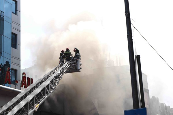 Cháy lớn một quán bar ở trung tâm TP.HCM - Anh 2