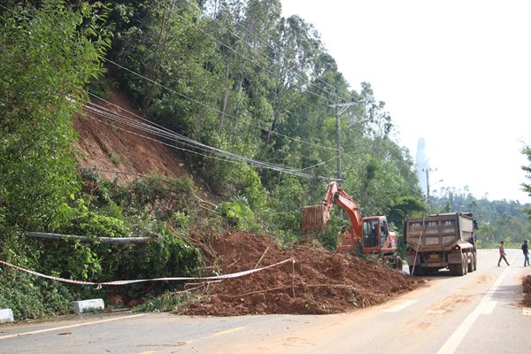 Đà Nẵng: Khẩn trương khắc phục sự cố sạt lở trên bán đảo Sơn Trà và  các bãi biển - Anh 3