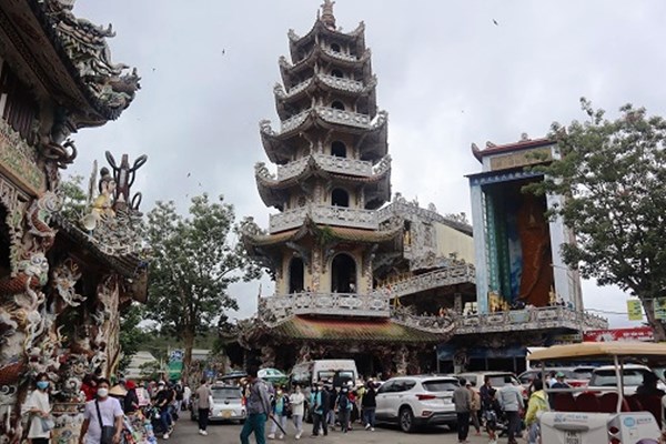 Ngôi chùa độc đáo được xây từ mảnh sành phế liệu hút du khách - Anh 1