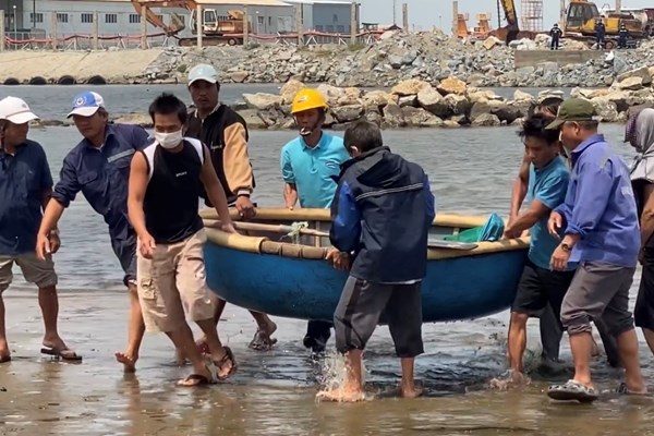 Lật thuyền thúng trong khi khai thác hải sản, một ngư dân tử vong - Anh 2