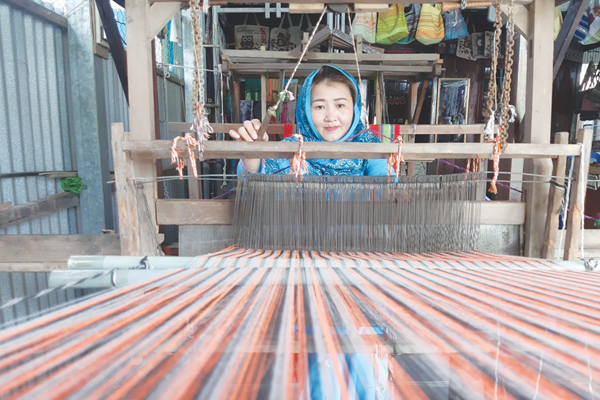 Chiếc khăn Mat’ra nét duyên của phụ nữ Chăm - Anh 1
