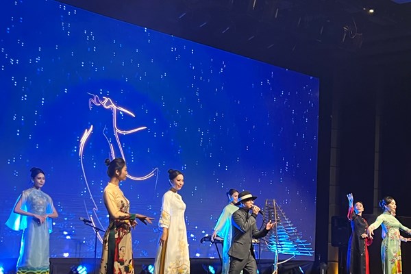 Bo truong Nguyen Van Hung: San pham du lich phai mang dau an van hoa thi moi phat trien ben vung - Anh 4