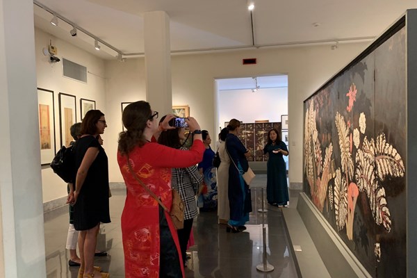 Phu nhân các Đại sứ trải nghiệm highlight tour 