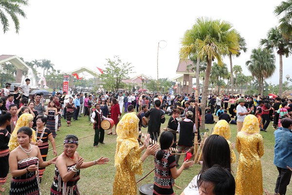 Làng Văn hóa - Du lịch các dân tộc Việt Nam: Cần đổi mới để tăng sức hấp dẫn - Anh 2