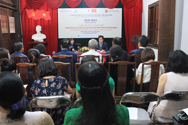 Lần đầu tiên thi viết danh ngôn của Chủ tịch Hồ Chí Minh trên thư pháp Hàn Quốc - Anh 1