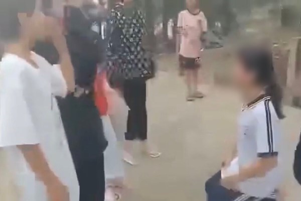 Quảng Ngãi: Nữ sinh lớp 7 bị đánh hội đồng, gây bức xúc dư luận - Anh 1