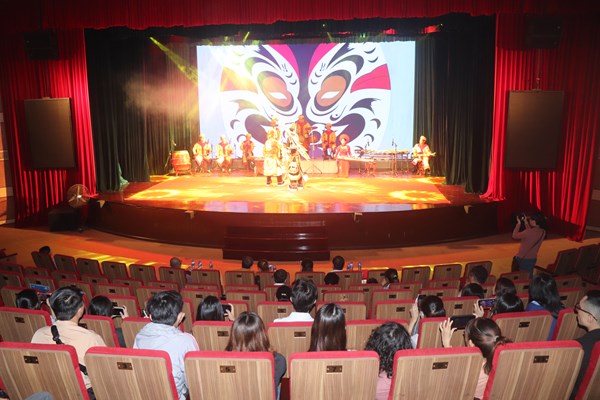 Show diễn Tuồng Hồn Việt sáng đèn trở lại - Anh 1