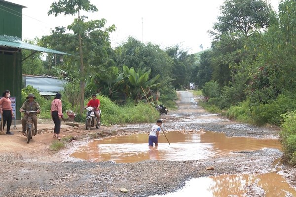 Kon Tum: Đường liên xã hư hỏng nghiêm trọng, người dân mỏi mòn chờ… đầu tư - Anh 3