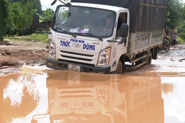 Kon Tum: Đường liên xã hư hỏng nghiêm trọng, người dân mỏi mòn chờ… đầu tư - Anh 2