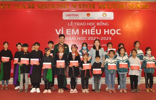 Yên Bái: Trao học bổng “Vì em hiếu học” cho học sinh có hoàn cảnh khó khăn - Anh 1