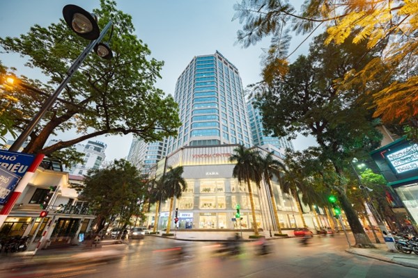 Vincom Center Bà Triệu 2: Biểu tượng mua sắm thời thượng “tái xuất” với loạt thương hiệu đình đám - Anh 1