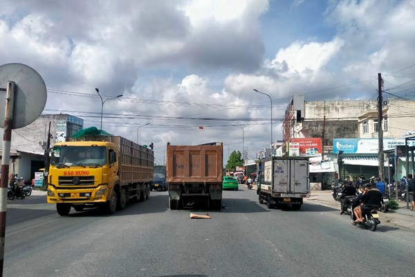Tai nạn giao thông trên QL1A làm một người tử vong - Anh 1