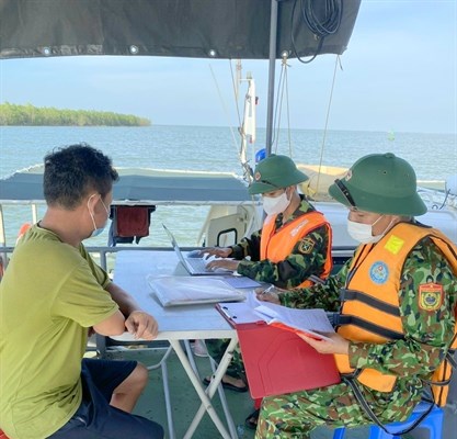 Tàu giã cào hoạt động gần bờ trái phép, ngư dân mất kế sinh nhai - Anh 2