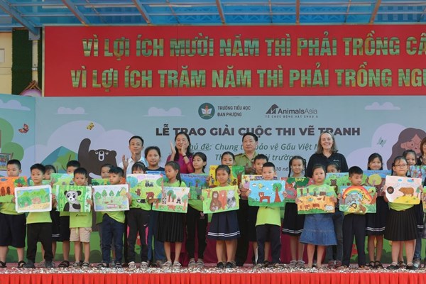 Hà Nội: Vẽ tranh, ra mắt sách để truyền thông về bảo vệ loài gấu - Anh 2