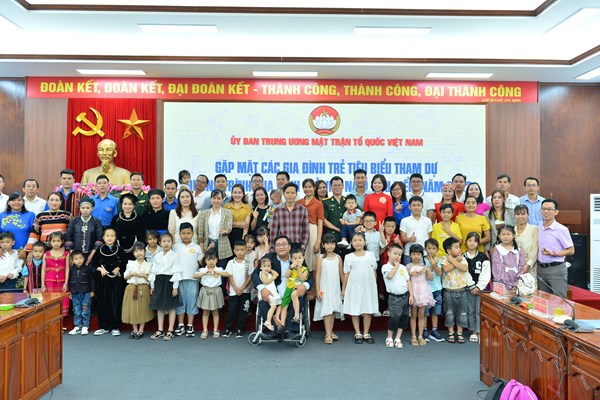 Mỗi gia đình trẻ tiêu biểu hãy là những sứ giả lan tỏa các giá trị tốt đẹp - Anh 2