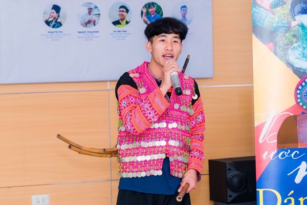 Chàng trai người Mông làm giàu từ văn hóa - Anh 1