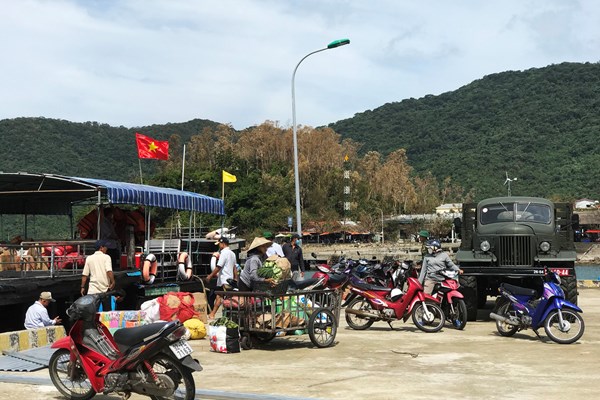 Xứ đảo tích trữ hàng hóa trước mùa mưa bão - Anh 1