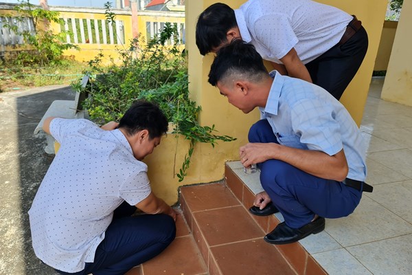 Quảng Ngãi: Kiểm tra, làm rõ việc xuất hiện bụi “lạ” kèm mùi khét phát tán ở khu dân cư - Anh 3