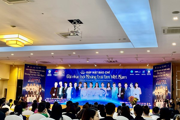Những giọng ca tên tuổi hội ngộ trong đại nhạc hội ''Những trái tim Việt Nam'' - Anh 1