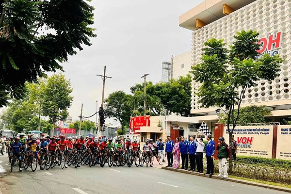 Khởi tranh giải đua xe đạp Nam Kỳ khởi nghĩa - Anh 1