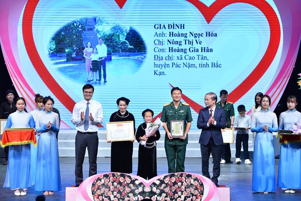 Để “xa mặt” mà không “cách lòng” - Anh 1