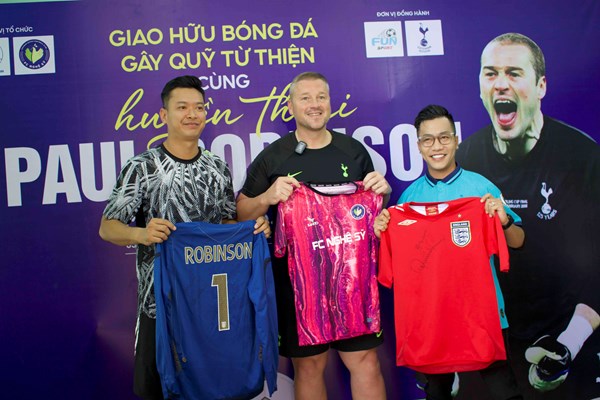 Huyền thoại Paul Robinson ấn tượng về tình yêu bóng đá của người hâm mộ Việt Nam - Anh 2