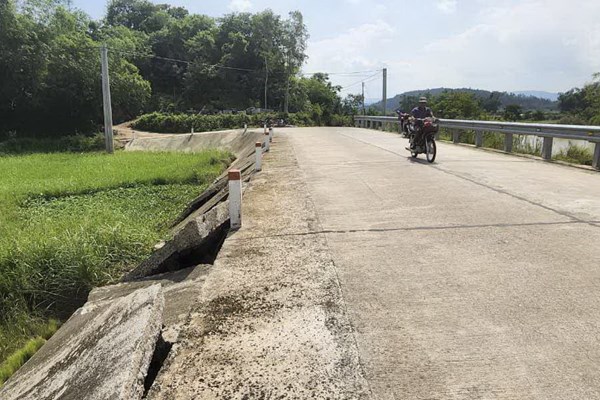 Tuy An sớm khắc phục các điểm sạt lở, hư hỏng do mưa lũ - Anh 1