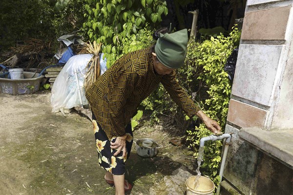 Dân than khổ vì phải dùng nước bẩn - Anh 1