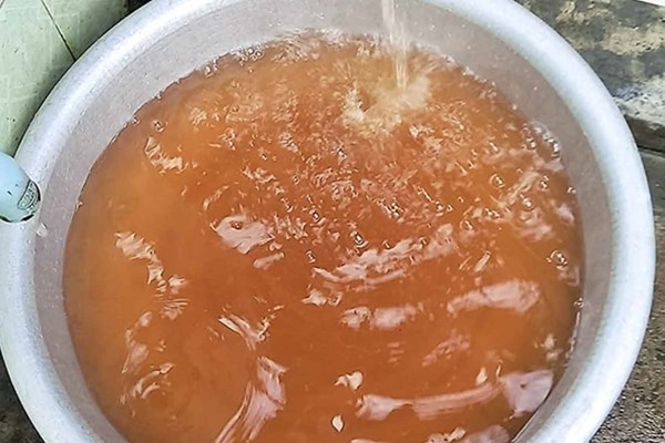Dân than khổ vì phải dùng nước bẩn - Anh 2