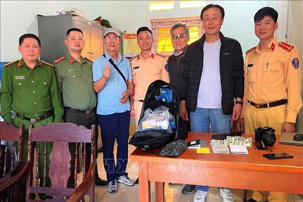 Trả lại tài sản đánh rơi tại Hà Giang cho du khách người Hàn Quốc - Anh 1