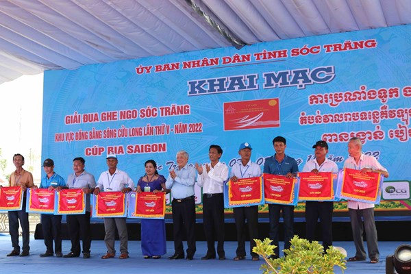 Sôi động Giải đua ghe Ngo Sóc Trăng lần thứ V năm 2022 - Anh 1