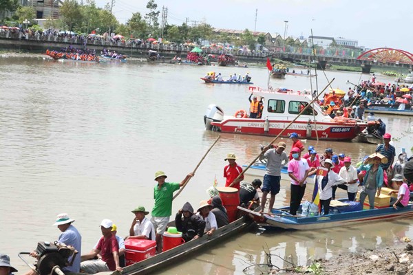 Người dân “đội nắng” xem đua ghe Ngo truyền thống ở Sóc Trăng - Anh 5