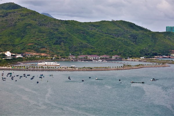 TP Nha Trang (Khánh Hòa): Đề nghị kiểm tra, xử lý việc doanh nghiệp tự ý giăng phao nổi trên vịnh Nha Trang - Anh 2
