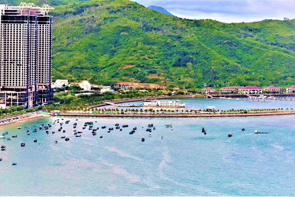 TP Nha Trang (Khánh Hòa): Đề nghị kiểm tra, xử lý việc doanh nghiệp tự ý giăng phao nổi trên vịnh Nha Trang - Anh 1