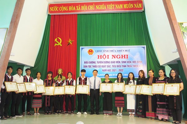 Thừa Thiên Huế: Tuyên dương 60 giáo viên, sinh viên, học sinh dân tộc thiểu số tiêu biểu - Anh 1