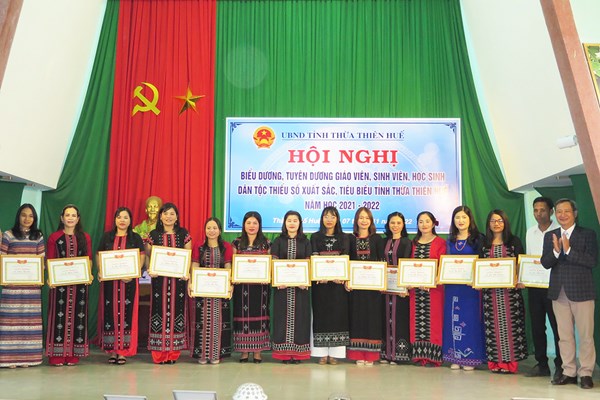 Thừa Thiên Huế: Tuyên dương 60 giáo viên, sinh viên, học sinh dân tộc thiểu số tiêu biểu - Anh 2