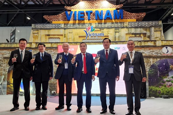 Giới thiệu về một đất nước Việt Nam an toàn, tươi đẹp, thân thiện và mến khách - Anh 2