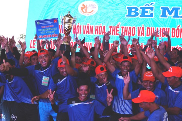 Chủ nhà thắng lớn tại Giải đua ghe Ngo Sóc Trăng lần thứ V khu vực ĐBSCL - Anh 3