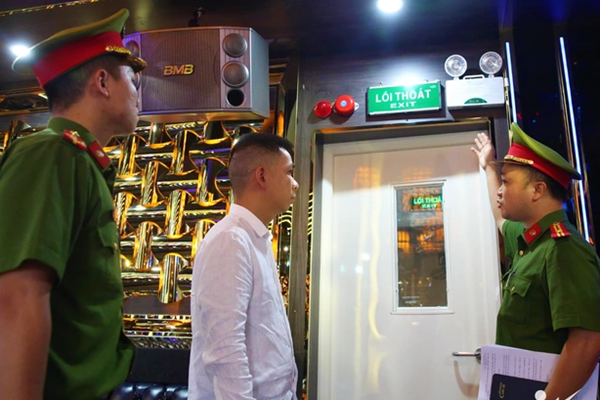 Hà Nội “nóng” chuyện cấp phép hoạt động cho cơ sở karaoke - Anh 2