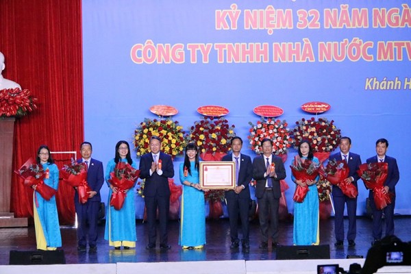 Công ty Yến sào Khánh Hòa đón nhận Huân chương Lao động Nhất - Anh 1