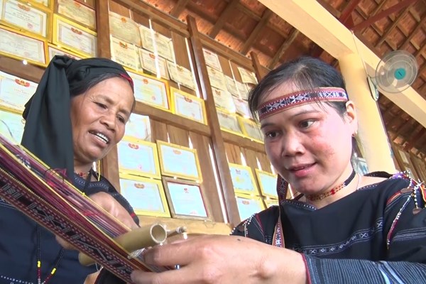 Gia Lai: Nỗ lực bảo tồn, phát triển thổ cẩm truyền thống Bahnar từ cơ sở - Anh 2