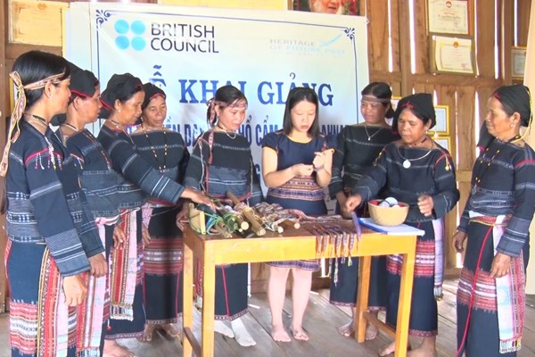 Gia Lai: Nỗ lực bảo tồn, phát triển thổ cẩm truyền thống Bahnar từ cơ sở - Anh 1