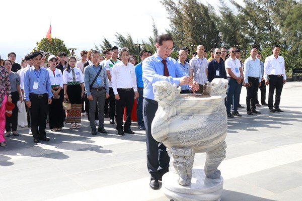 Hội nghị tuyên dương HS-SV dân tộc thiểu số tiêu biểu, xuất sắc Bộ VHTTDL: Dâng hương tưởng niệm các anh hùng liệt sĩ Gạc Ma - Anh 1