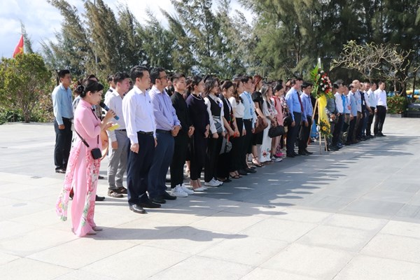 Hội nghị tuyên dương HS-SV dân tộc thiểu số tiêu biểu, xuất sắc Bộ VHTTDL: Dâng hương tưởng niệm các anh hùng liệt sĩ Gạc Ma - Anh 2