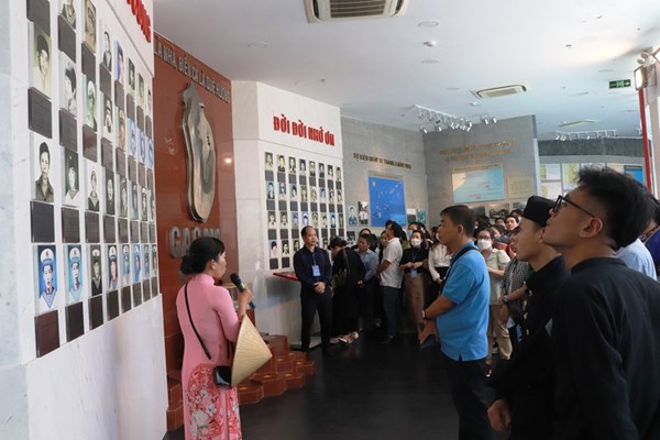 Hội nghị tuyên dương HS-SV dân tộc thiểu số tiêu biểu, xuất sắc Bộ VHTTDL: Dâng hương tưởng niệm các anh hùng liệt sĩ Gạc Ma - Anh 3